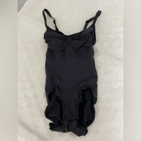 SKIMS Other - NWOT SKIMS Sculpting Bodysuit With Snaps